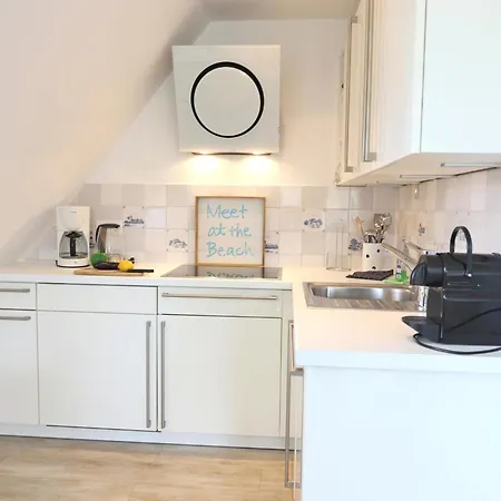 Schoene Reetdachanlage In In Suedlicher Richtung Gelegen Westerland