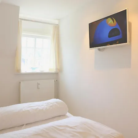 Schoene Reetdachanlage In In Suedlicher Richtung Gelegen * Westerland