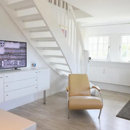 Schoene Reetdachanlage In In Suedlicher Richtung Gelegen